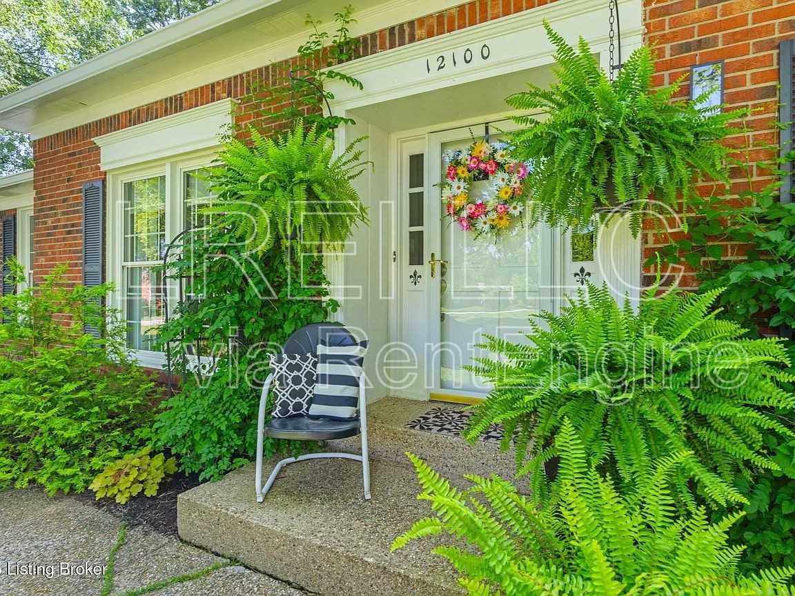 12100 Maplewood Rd - Photo 4 of 50