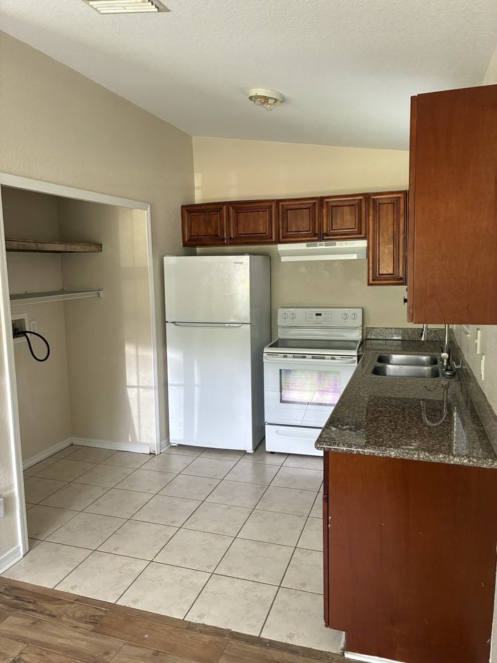 6099 E Pike St - Photo 2 of 12