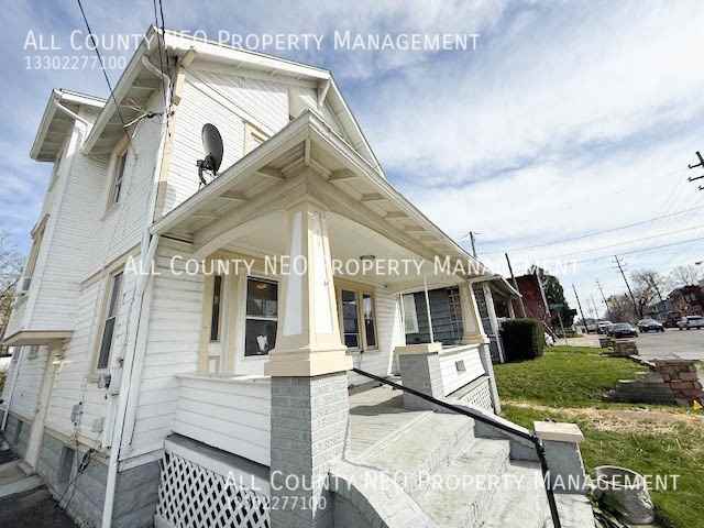 859 Brown St - Photo 3 of 18