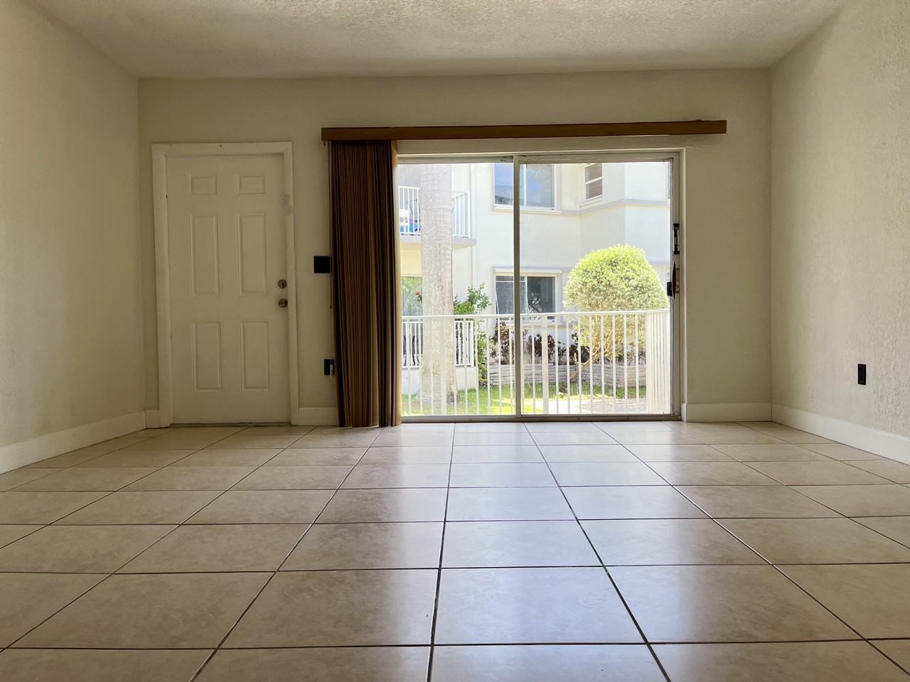 1150 99th St #6 - Photo 3 of 16