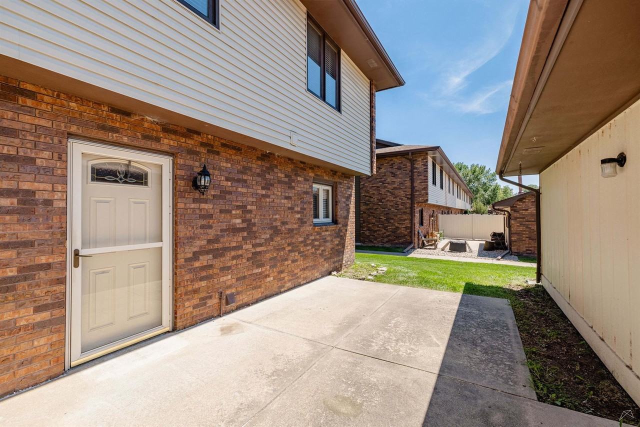 224 N 75th Ct - Photo 2 of 39