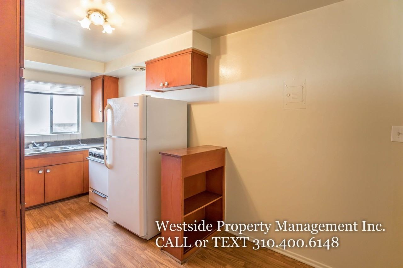 808 6th St #4 - Photo 4 of 13