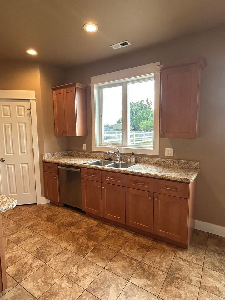 2148 Walter Rd - Photo 3 of 22
