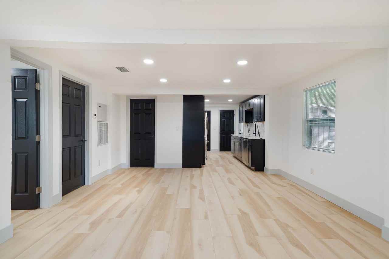 516 5th Ave Ne - Photo 5 of 13