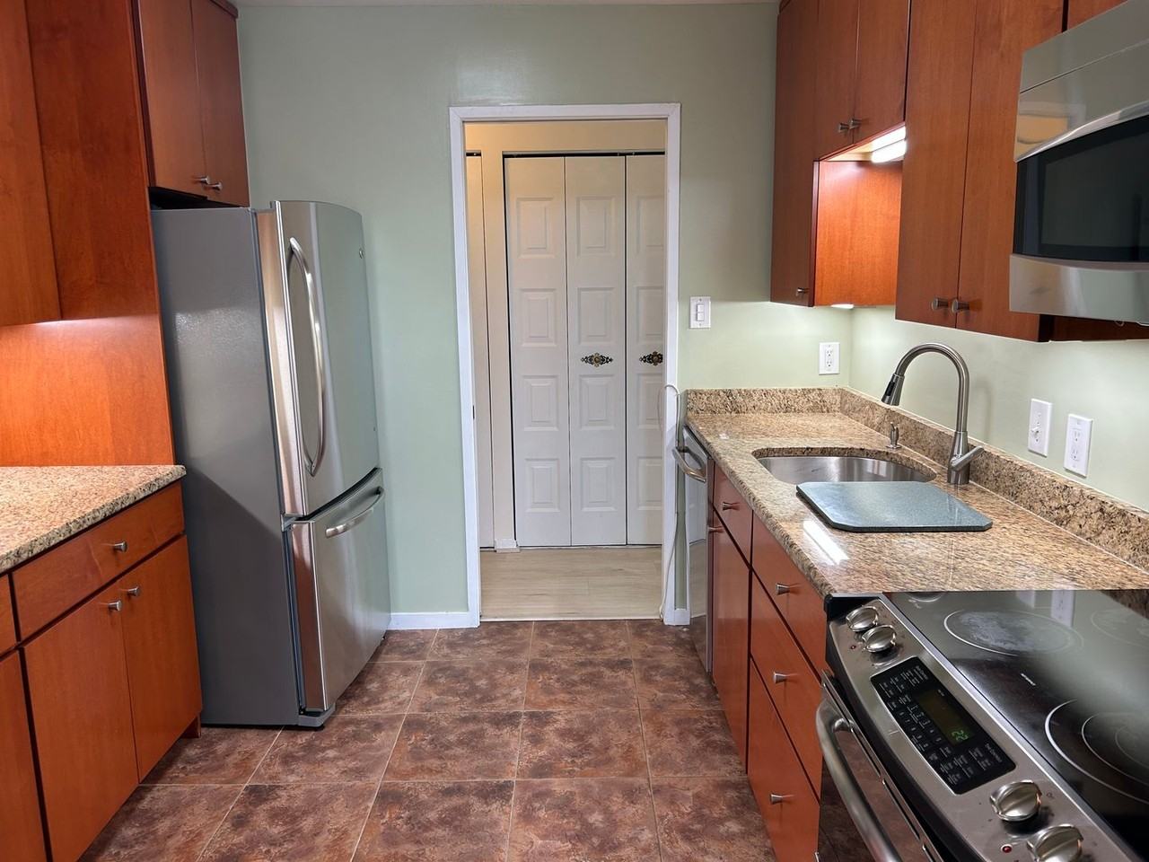 2311 Pimmit Dr - Photo 3 of 7