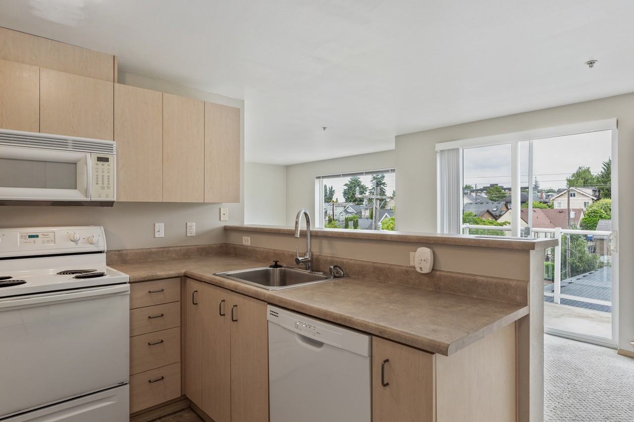 5200 Roosevelt Way NE, Seattle - Photo 3 of 50