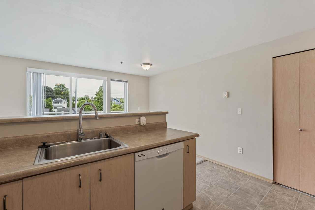 5200 Roosevelt Way NE, Seattle - Photo 4 of 50