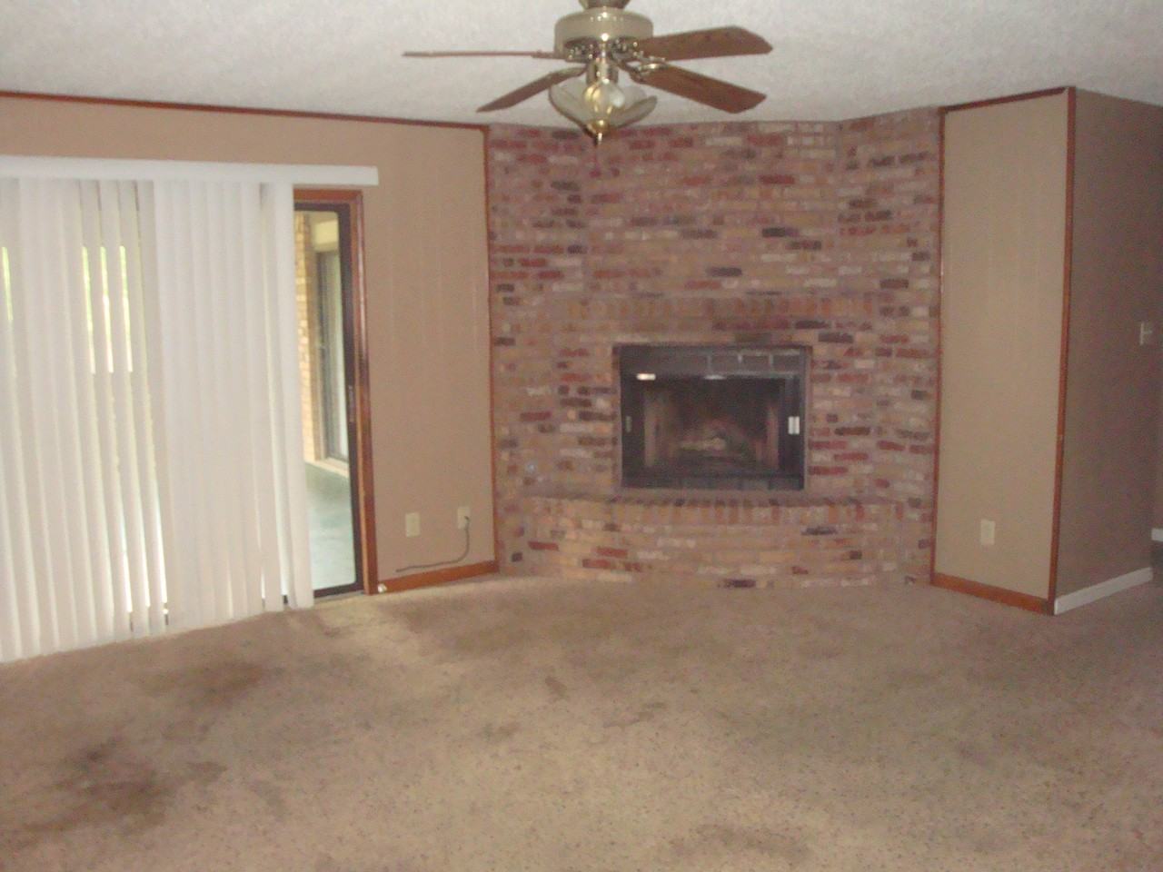 1504 Coach St - Photo 2 of 7