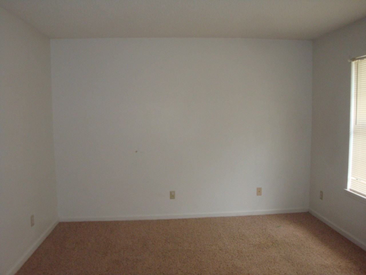 1504 Coach St - Photo 5 of 7