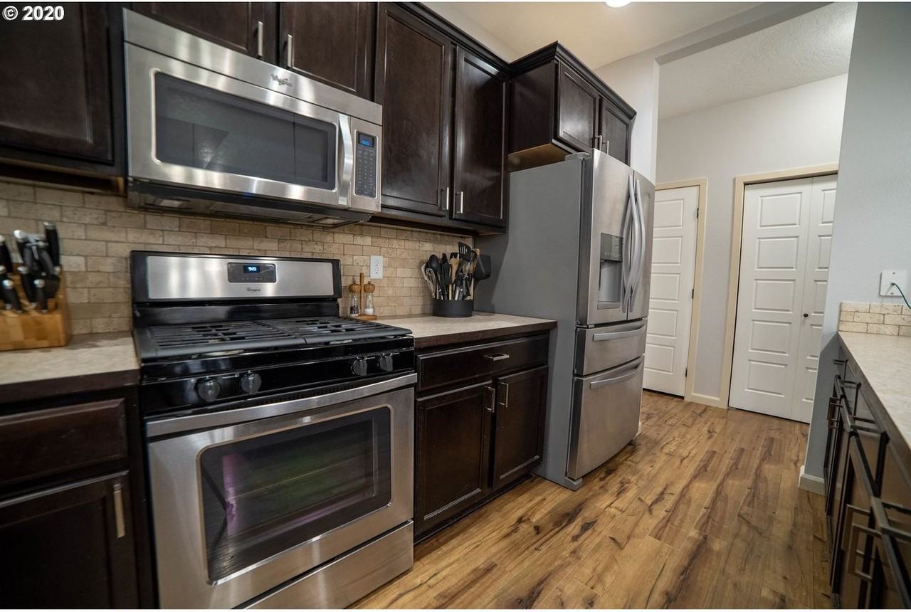 105 Falcon Ct - Photo 2 of 25