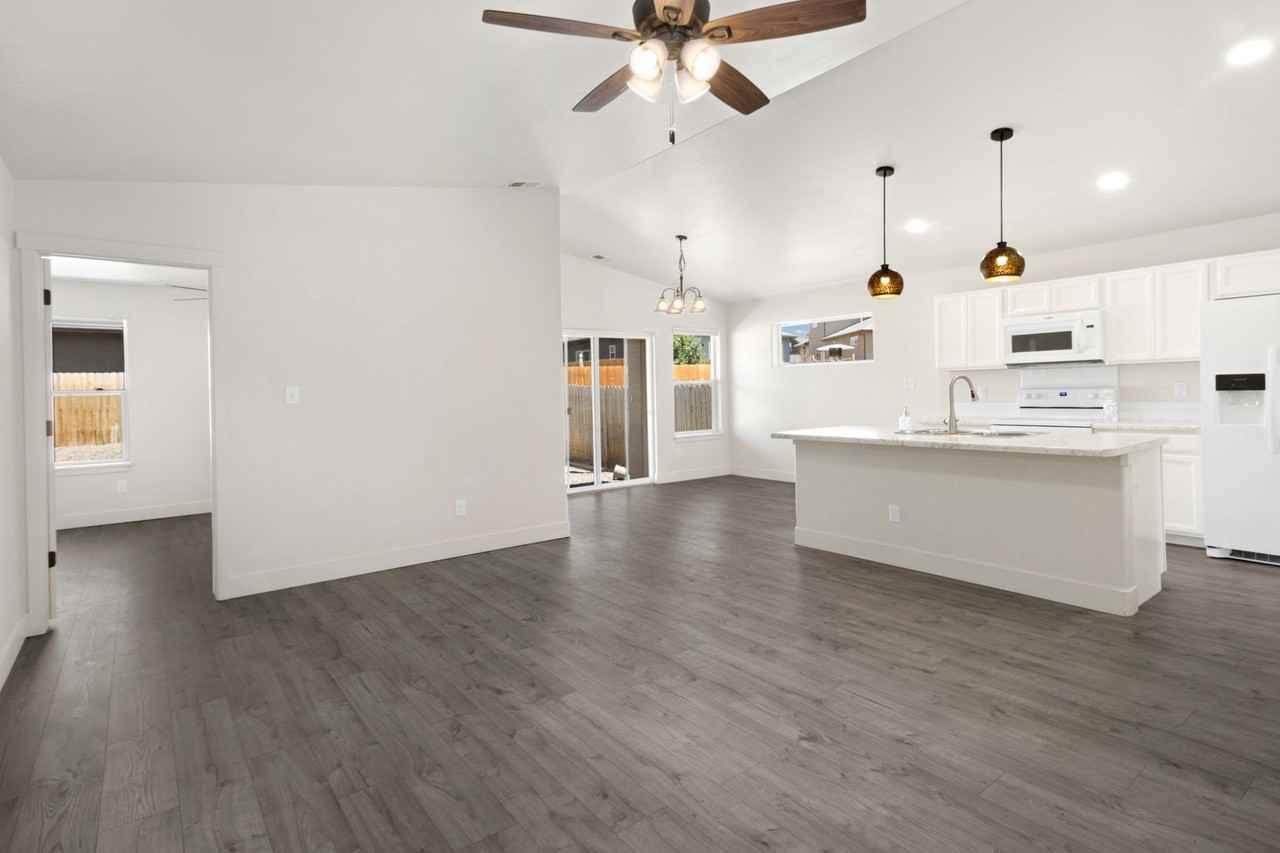 1652 E 17th Cir - Photo 3 of 26