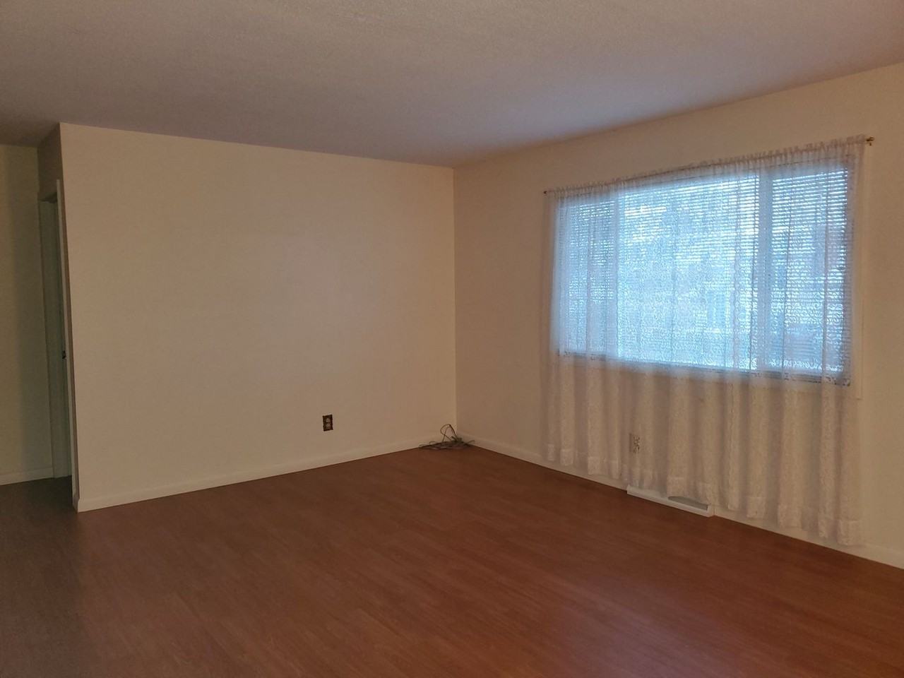 826 N 12th St E - Photo 3 of 29