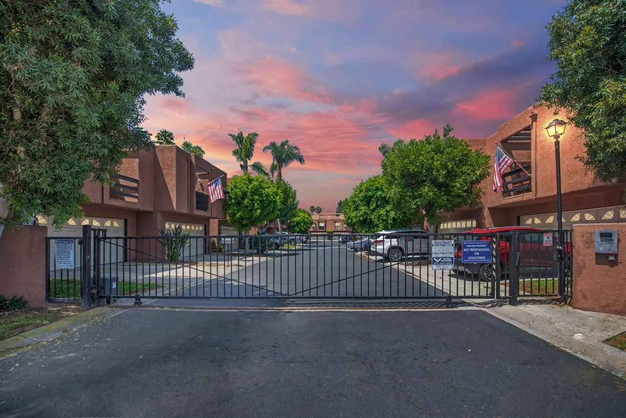 606 Terrace Cir - Photo 2 of 35