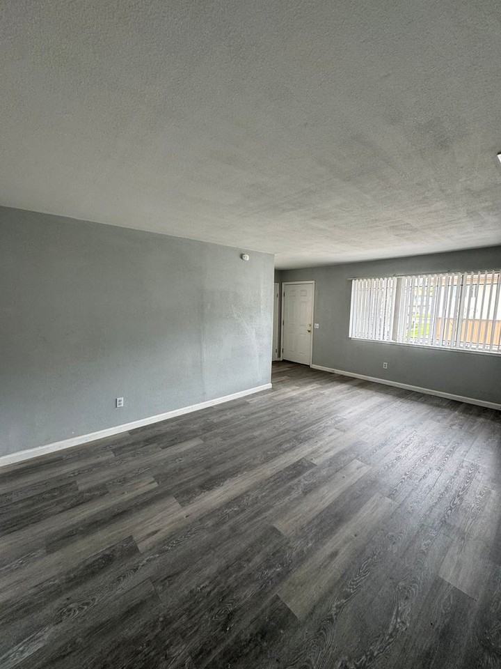 3500 Rainbow Ln - Photo 3 of 9