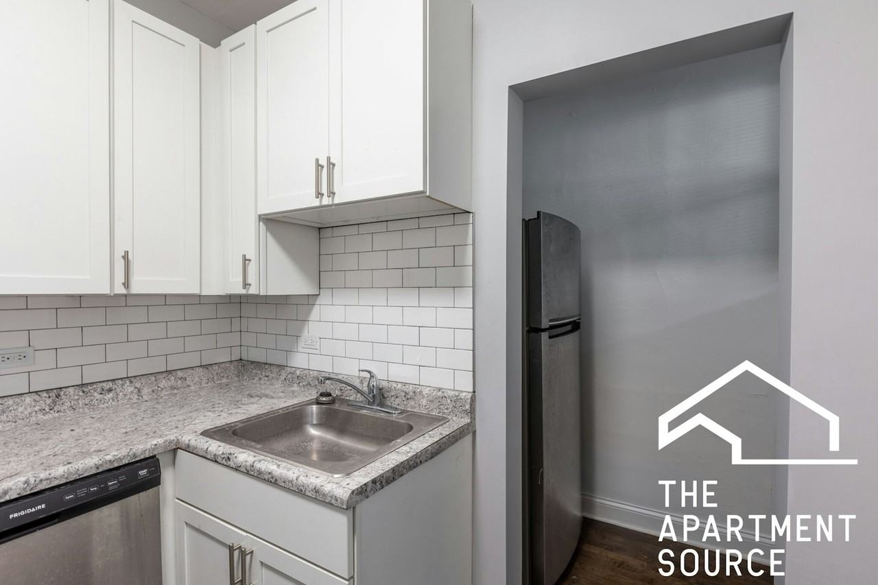 1226 West Rosemont Avenue, Unit 1 - Photo 3 of 9