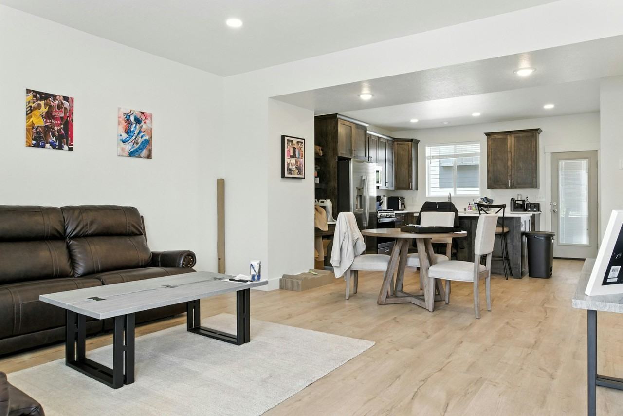 91 West Ryker Lane - Photo 2 of 13