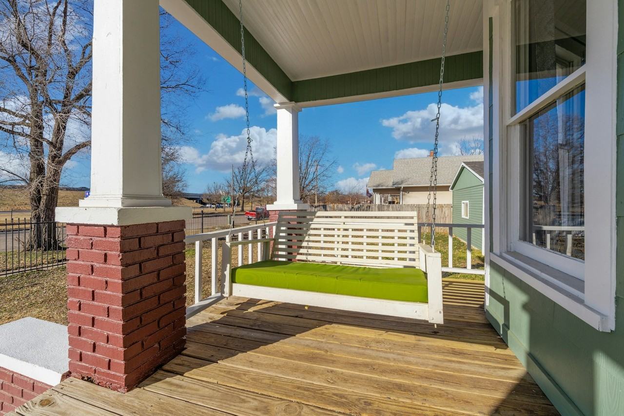 1002 West University Avenue - Photo 2 of 11