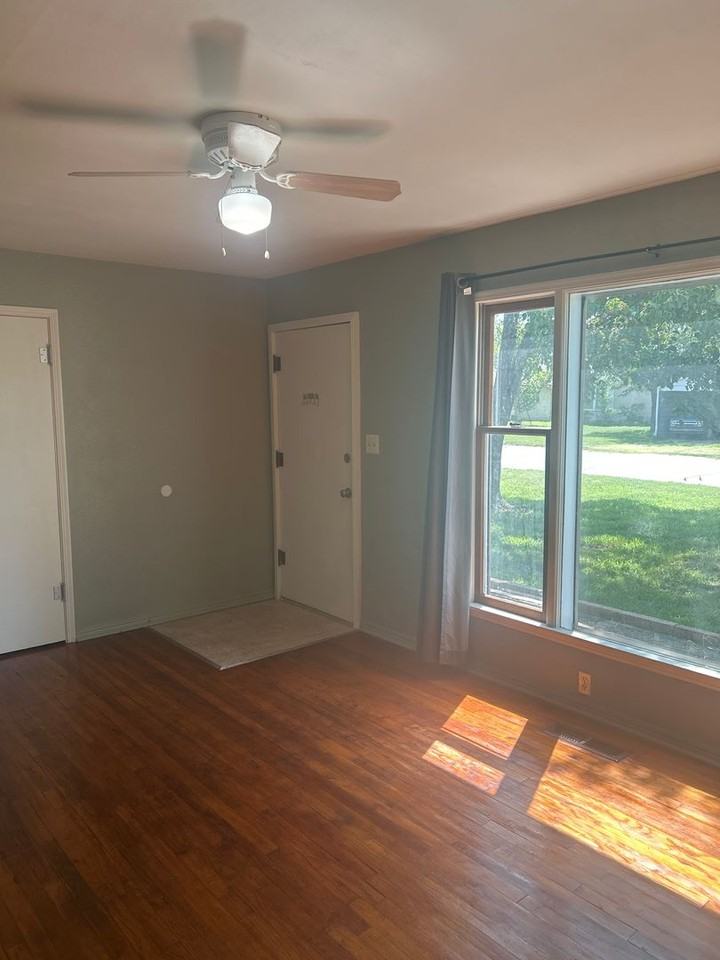 4428 S Osage Ave - Photo 2 of 18
