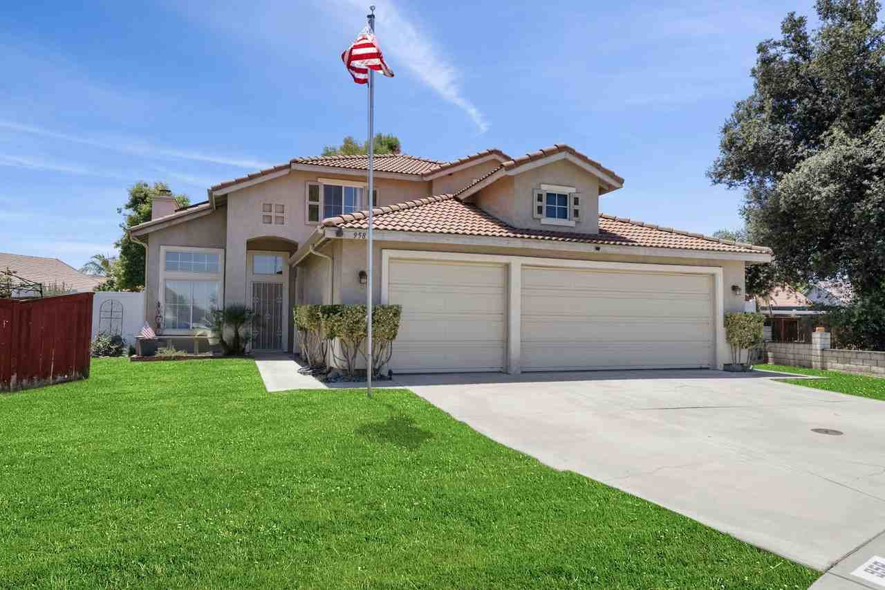 958 Stratford Way - Photo 2 of 34