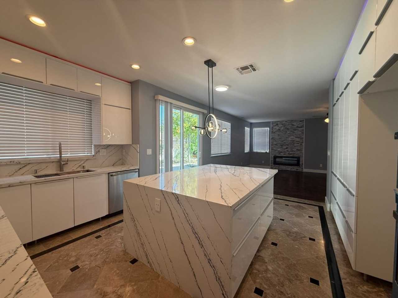 2005 Spruce Way - Photo 2 of 37