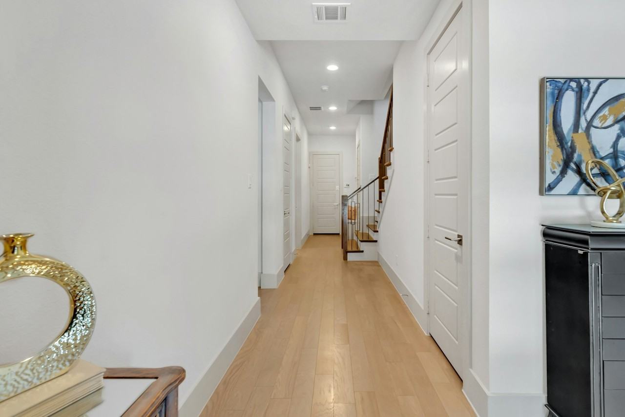 7704 Highcroft Wy - Photo 3 of 30