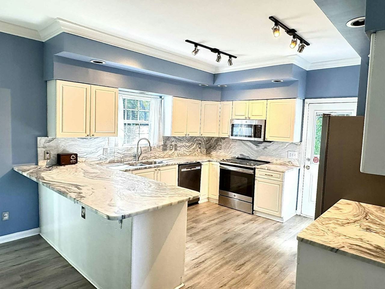 170 Blue Ln - Photo 3 of 20