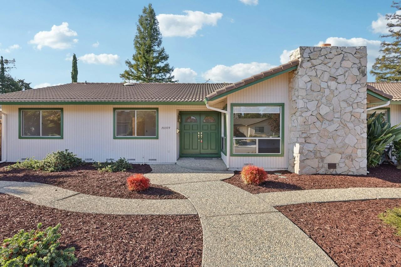 20373 Glasgow Dr - Photo 2 of 34