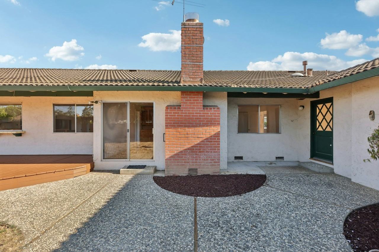 20373 Glasgow Dr - Photo 3 of 34