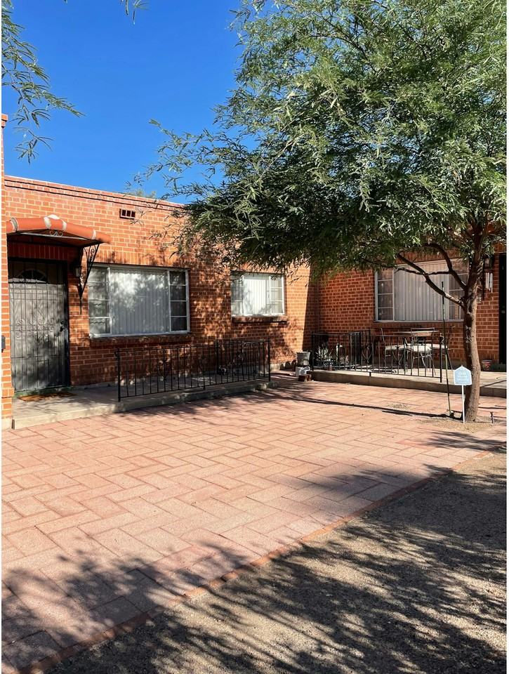 2919 East 10th Street - Photo 3 of 14