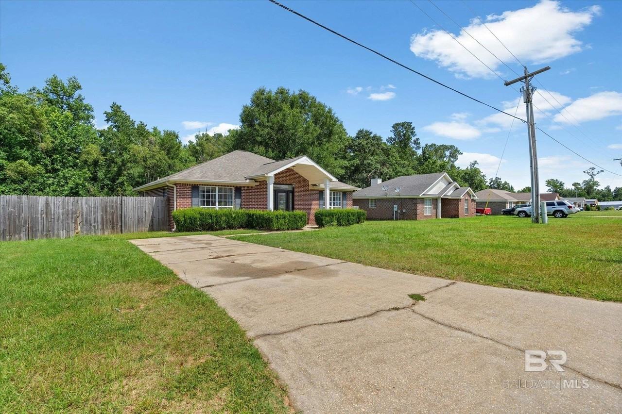 15982 Pecan View Dr - Photo 2 of 21