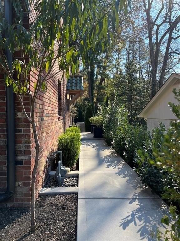 2523 Sharondale Dr Ne #B - Photo 3 of 34