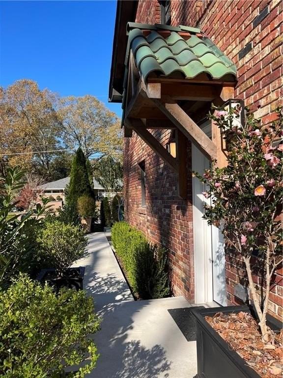 2523 Sharondale Dr Ne #B - Photo 5 of 34