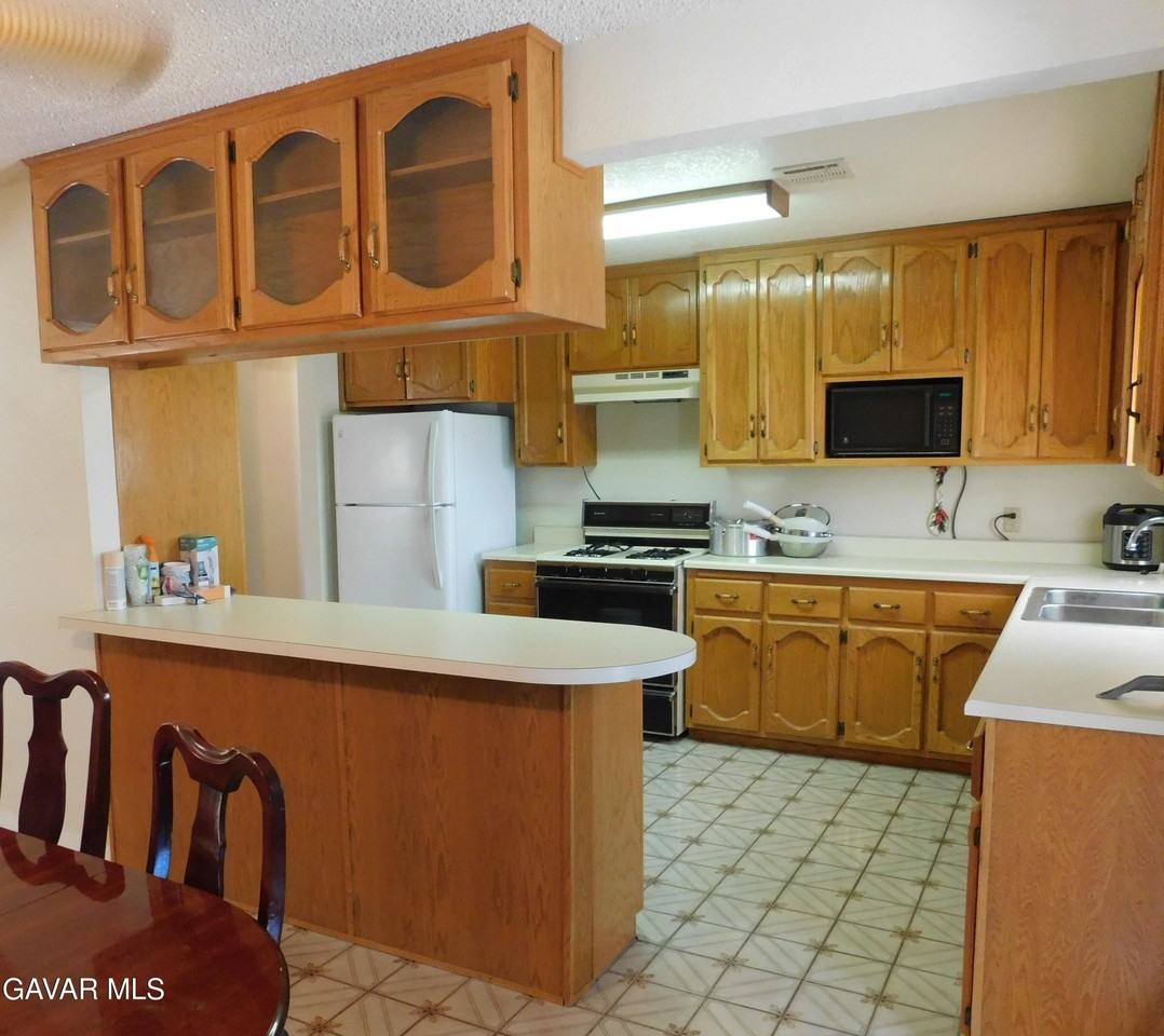 9841 Mendiburu Rd - Photo 5 of 27