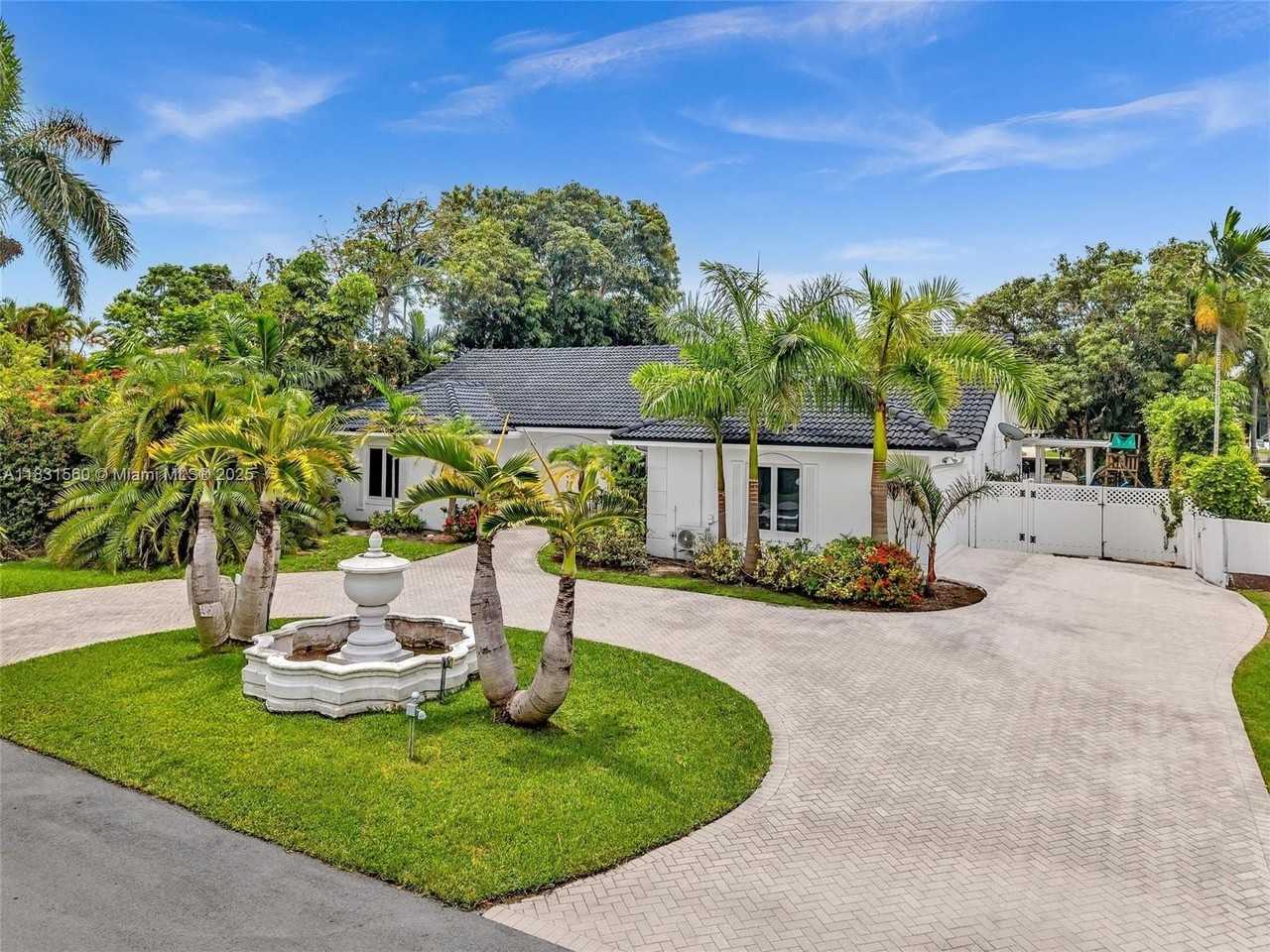 413 Tamarind Dr - Photo 3 of 50