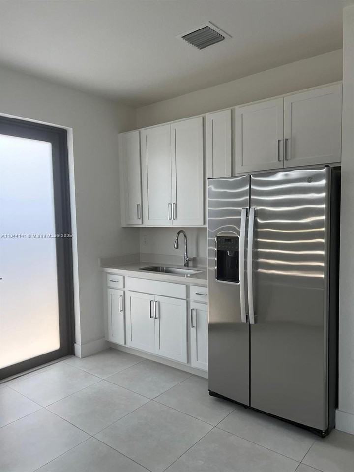 1840 Sw 144th Ave - Photo 4 of 14