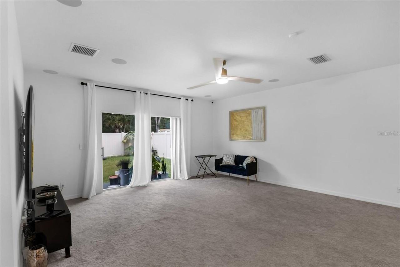 5253 Royal Point Ave - Photo 4 of 30