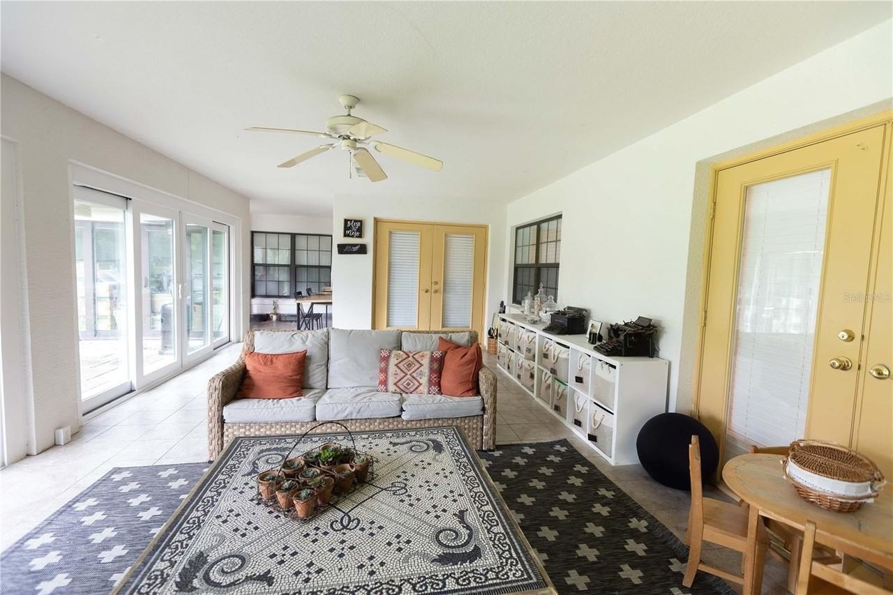 1915 Sw 40th Pl - Photo 2 of 20