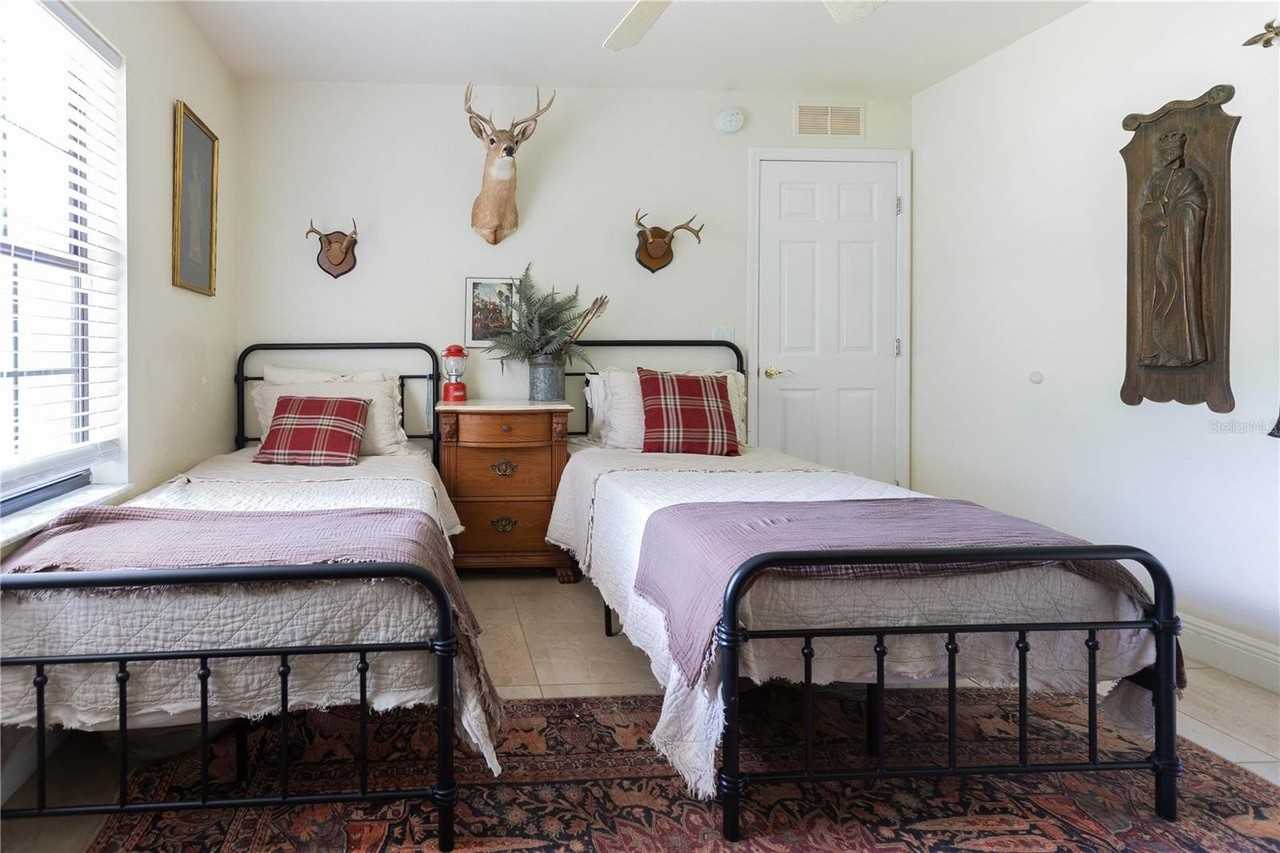 1915 Sw 40th Pl - Photo 7 of 20