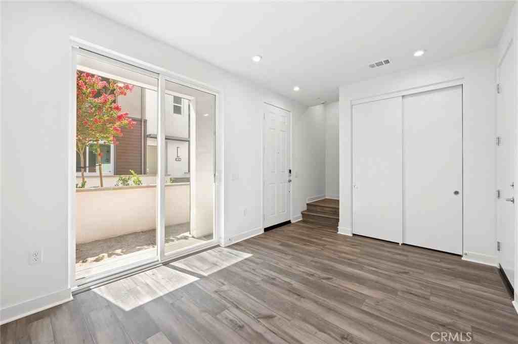 609 S Lyon St - Photo 3 of 50