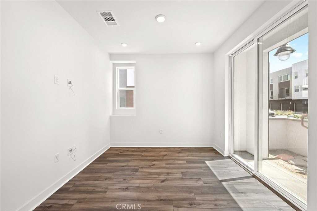 609 S Lyon St - Photo 5 of 50