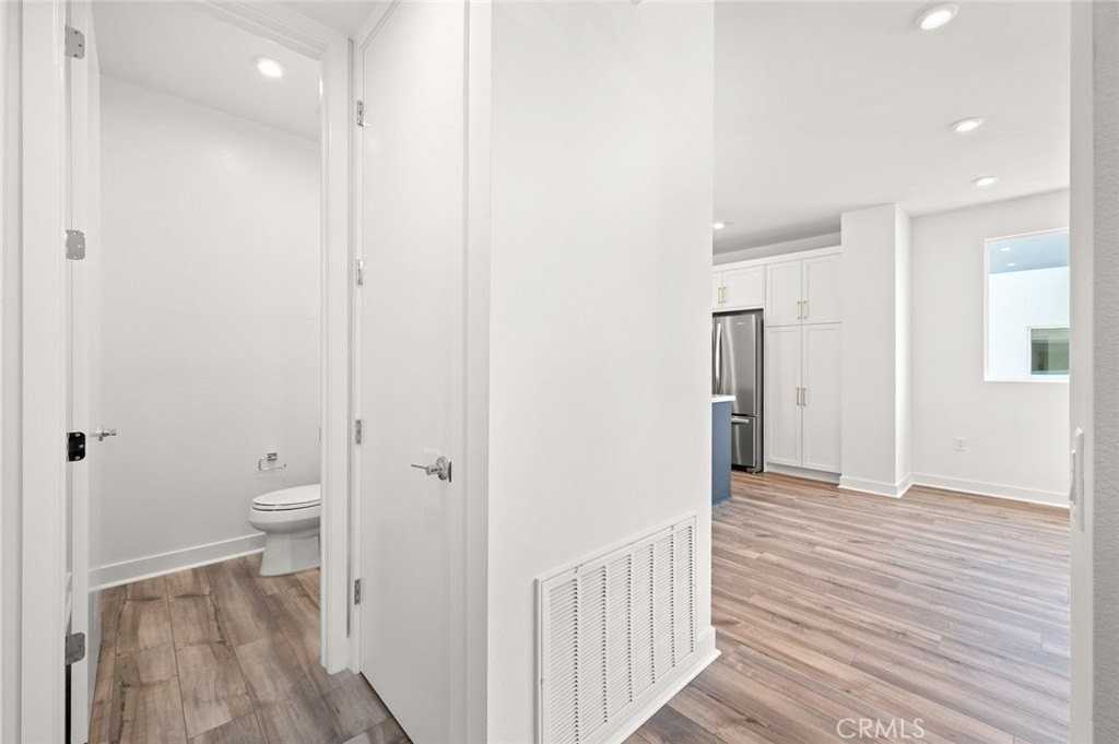 609 S Lyon St - Photo 6 of 50