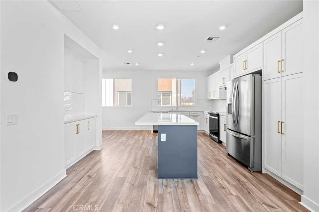 609 S Lyon St - Photo 7 of 50