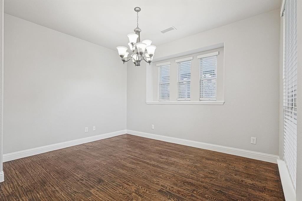 901 Glendale Drive - Photo 4 of 40