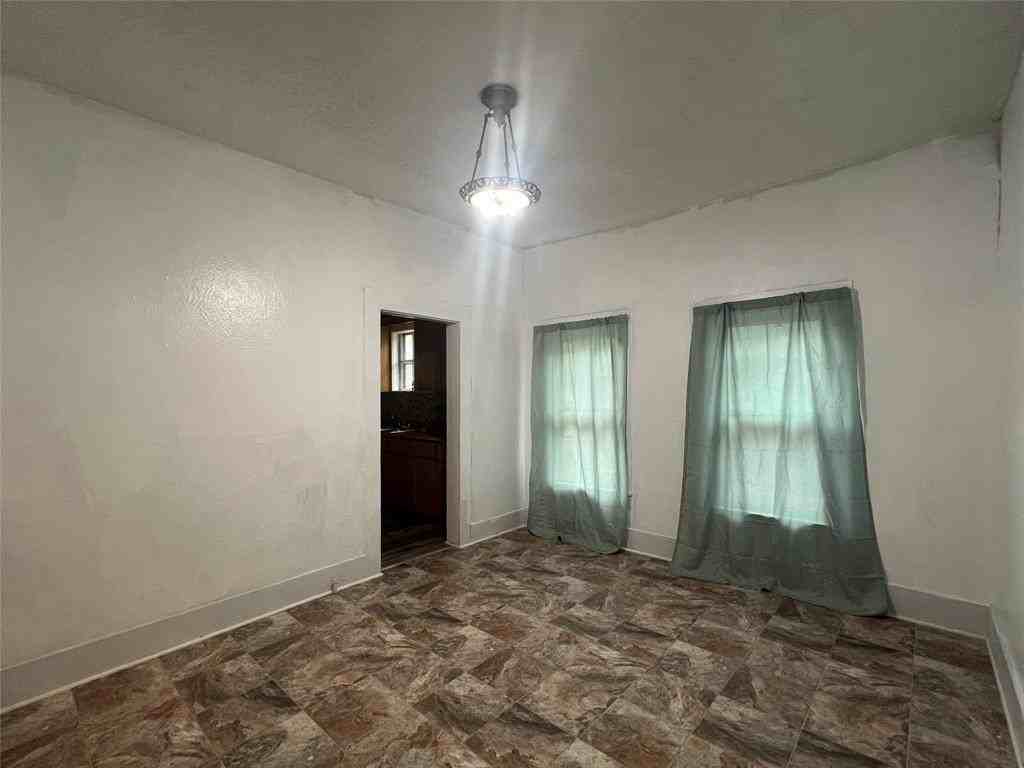 311 W Spring St - Photo 4 of 15