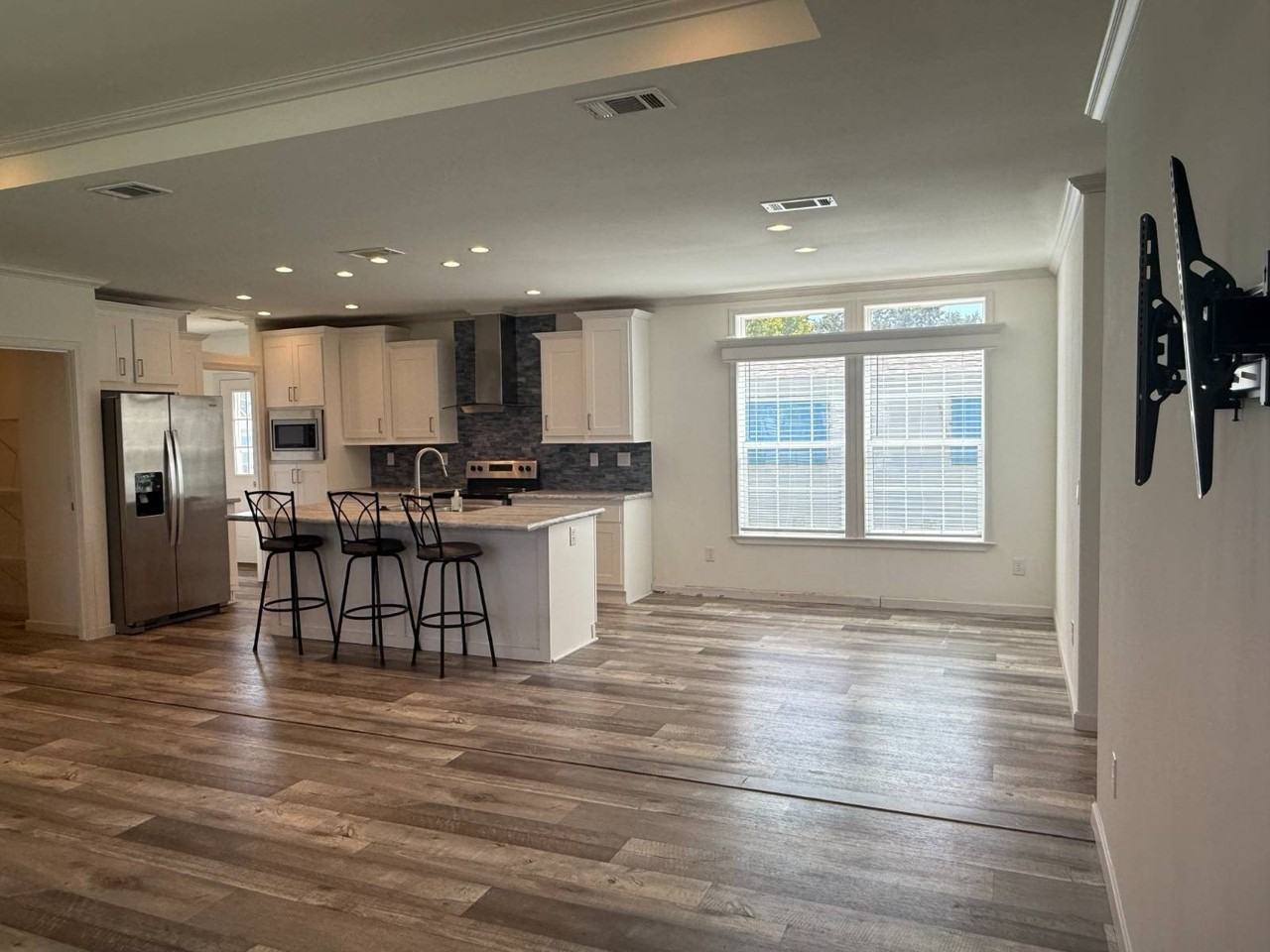 112 Paradise Dr - Photo 2 of 13