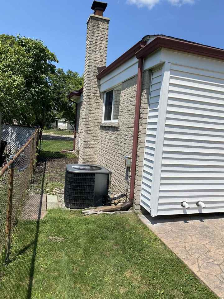 3560 Hillcrest Dr - Photo 3 of 17