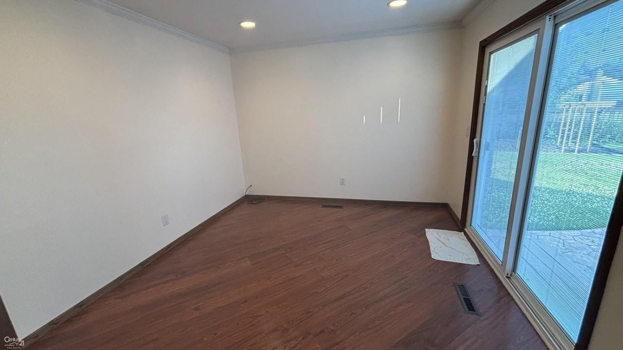 3560 Hillcrest Dr - Photo 6 of 17