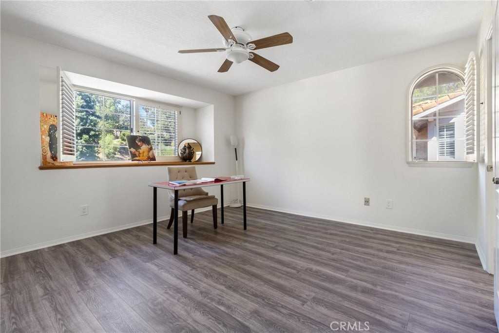 30112 Elizabeth Ct - Photo 2 of 38