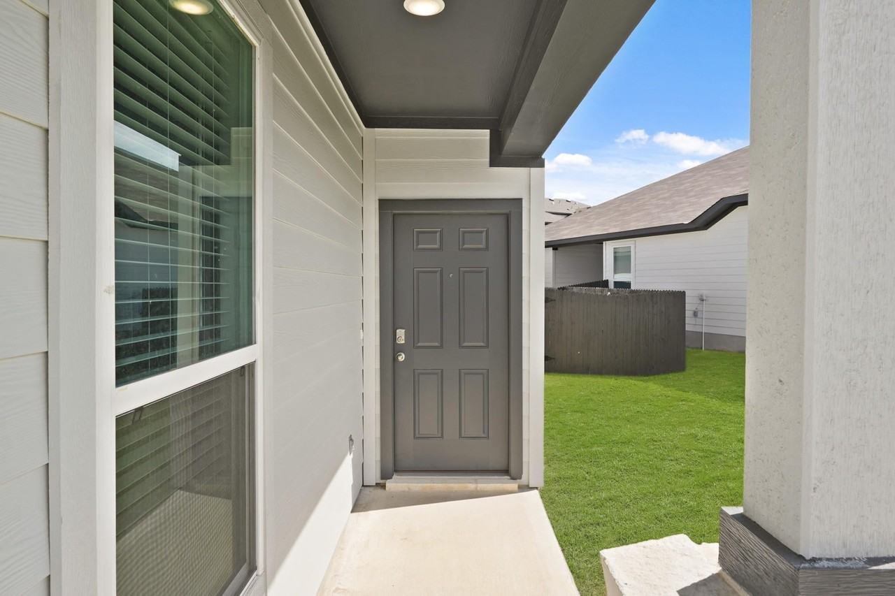 242 Schrader Dr - Photo 3 of 32