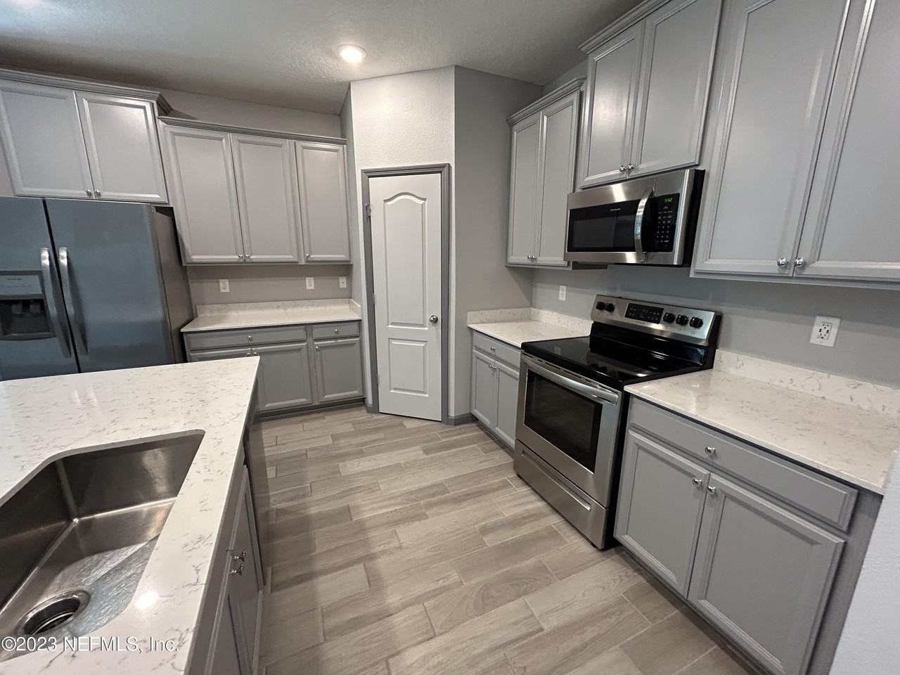 10229 Powell Creek Ct - Photo 4 of 23